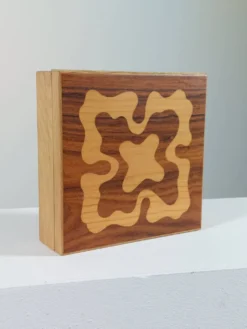 Boîte en bois vintage faite à la main avec des incrustations