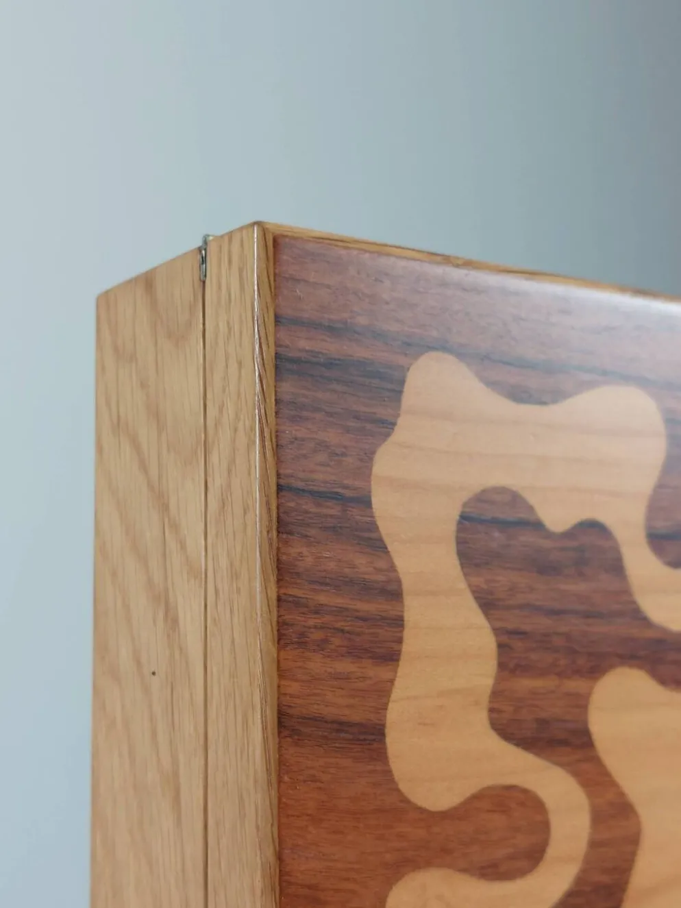Boîte en bois vintage faite à la main avec des incrustations