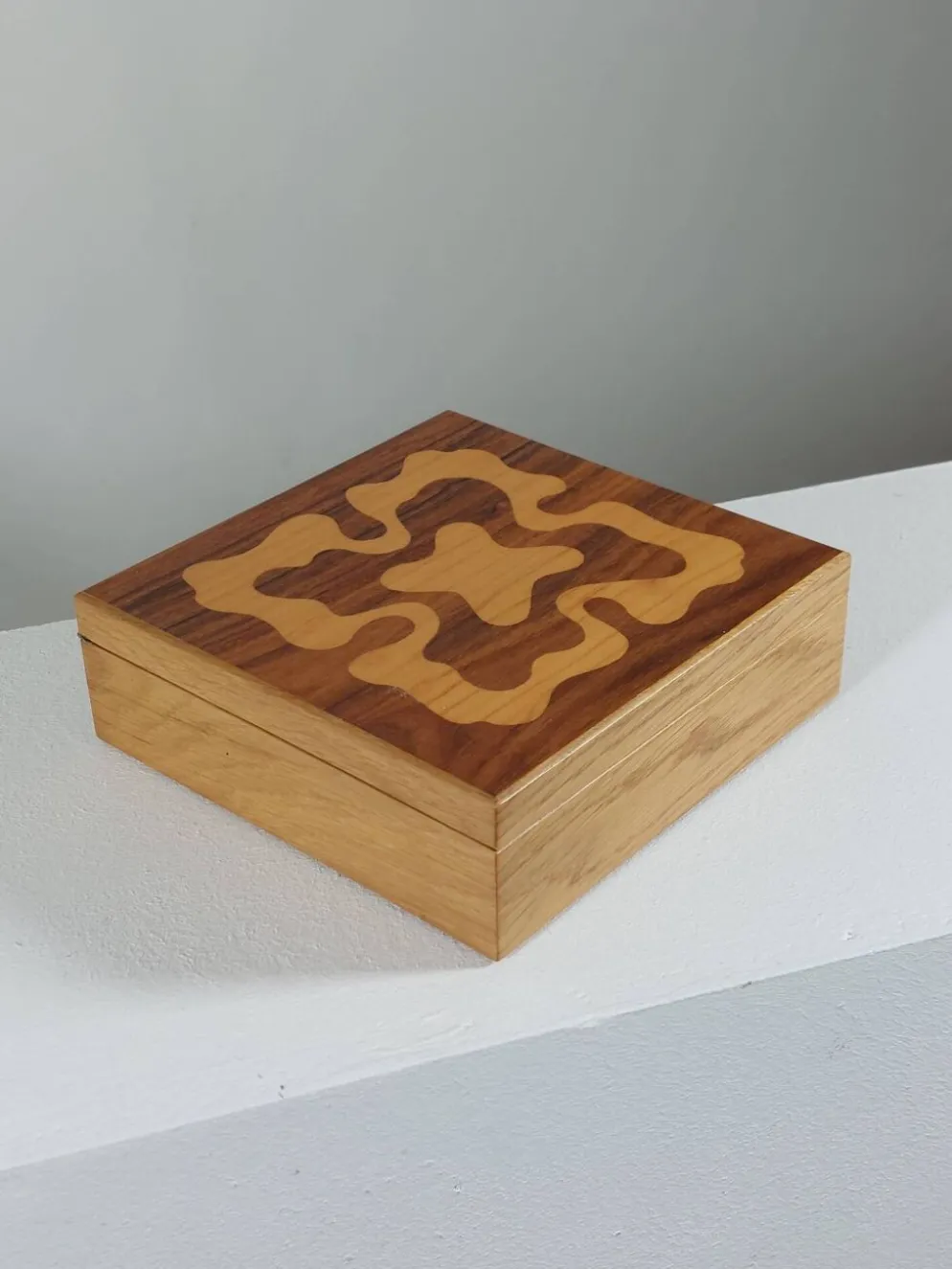 Boîte en bois vintage faite à la main avec des incrustations
