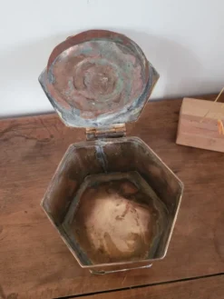 Boîte en laiton hexagonale
