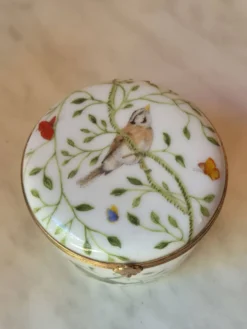 Boîte en porcelaine Raynaud Limoges vintage avec décoration d'oiseaux et de fleurs