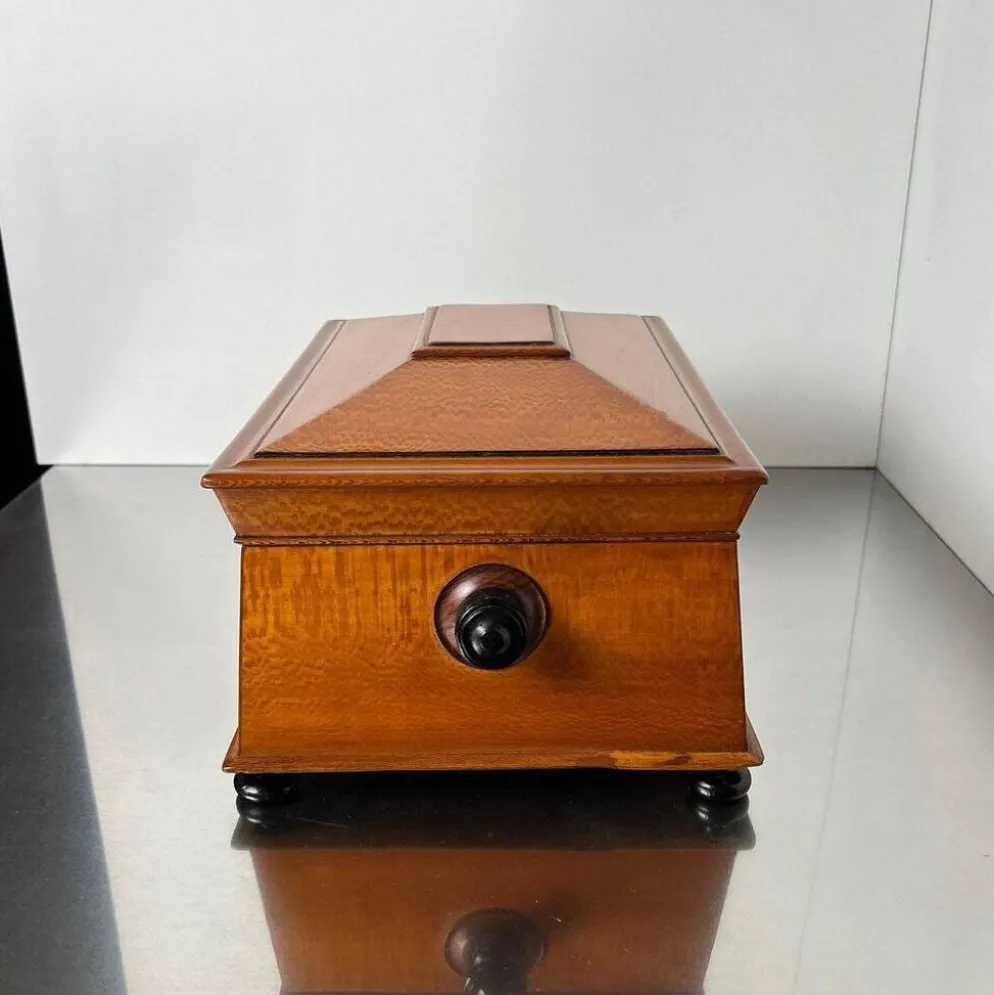 Boîte historiciste en placage de frêne floral et en palissandre, Autriche, années 1880.