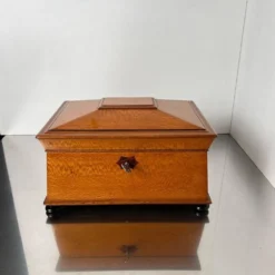 Boîte historiciste en placage de frêne floral et en palissandre, Autriche, années 1880.