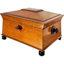 Boîte historiciste en placage de frêne floral et en palissandre, Autriche, années 1880.