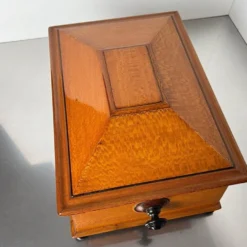 Boîte historiciste en placage de frêne floral et en palissandre, Autriche, années 1880.