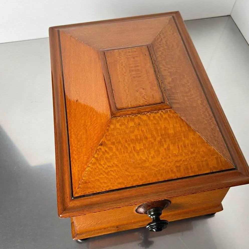 Boîte historiciste en placage de frêne floral et en palissandre, Autriche, années 1880.