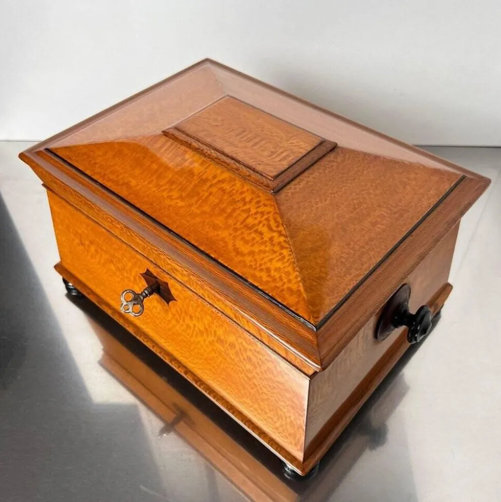Boîte historiciste en placage de frêne floral et en palissandre, Autriche, années 1880.