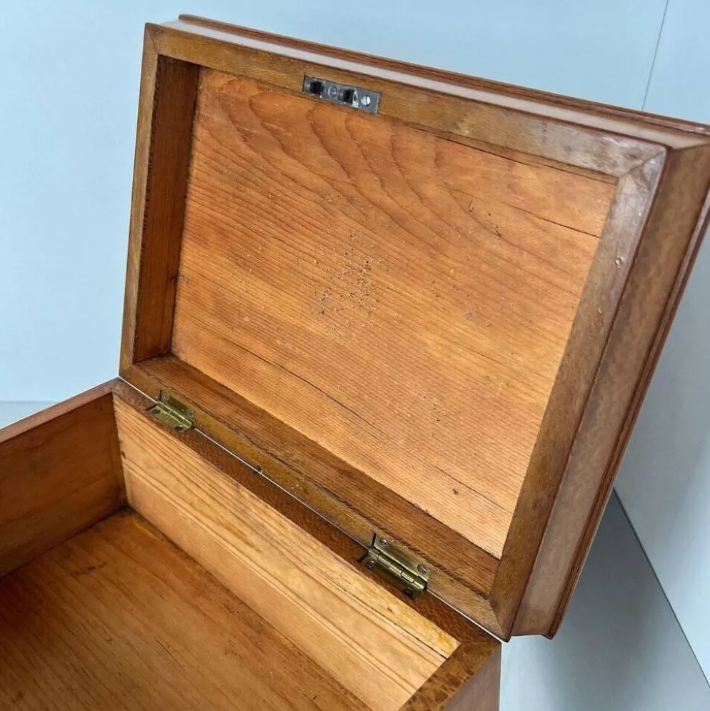Boîte historiciste en placage de frêne floral et en palissandre, Autriche, années 1880.