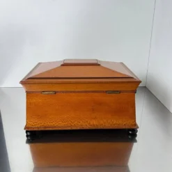 Boîte historiciste en placage de frêne floral et en palissandre, Autriche, années 1880.