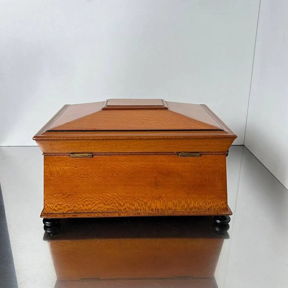 Boîte historiciste en placage de frêne floral et en palissandre, Autriche, années 1880.