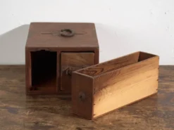 Boîte japonaise ancienne avec tiroir en bois – période Meiji–Taishō (c.1890–1920)