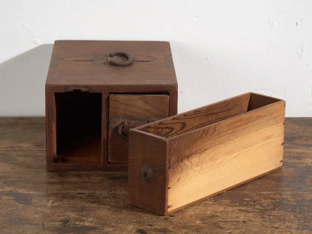 Boîte japonaise ancienne avec tiroir en bois – période Meiji–Taishō (c.1890–1920)