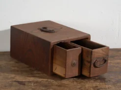 Boîte japonaise ancienne avec tiroir en bois – période Meiji–Taishō (c.1890–1920)