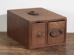 Boîte japonaise ancienne avec tiroir en bois – période Meiji–Taishō (c.1890–1920)