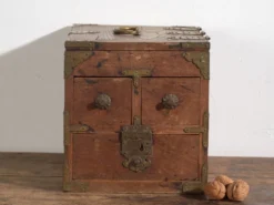 Boîte japonaise ancienne à tiroirs et couvercle articulé – Début période Showa (v.1928)