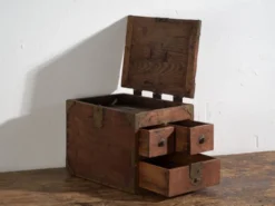 Boîte japonaise ancienne à tiroirs et couvercle articulé – Début période Showa (v.1928)