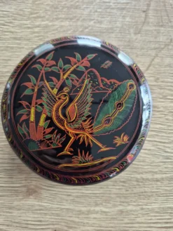 Boîte ronde et ses 6 sous-verres en bois laqué peint à la main