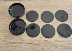 Boîte ronde et ses 6 sous-verres en bois laqué peint à la main
