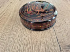 Boîte ronde et ses 6 sous-verres en bois laqué peint à la main