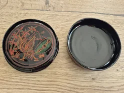 Boîte ronde et ses 6 sous-verres en bois laqué peint à la main