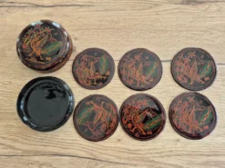 Boîte ronde et ses 6 sous-verres en bois laqué peint à la main