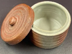 Boîte à sel en grès perlé
