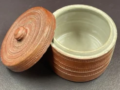 Boîte à sel en grès perlé