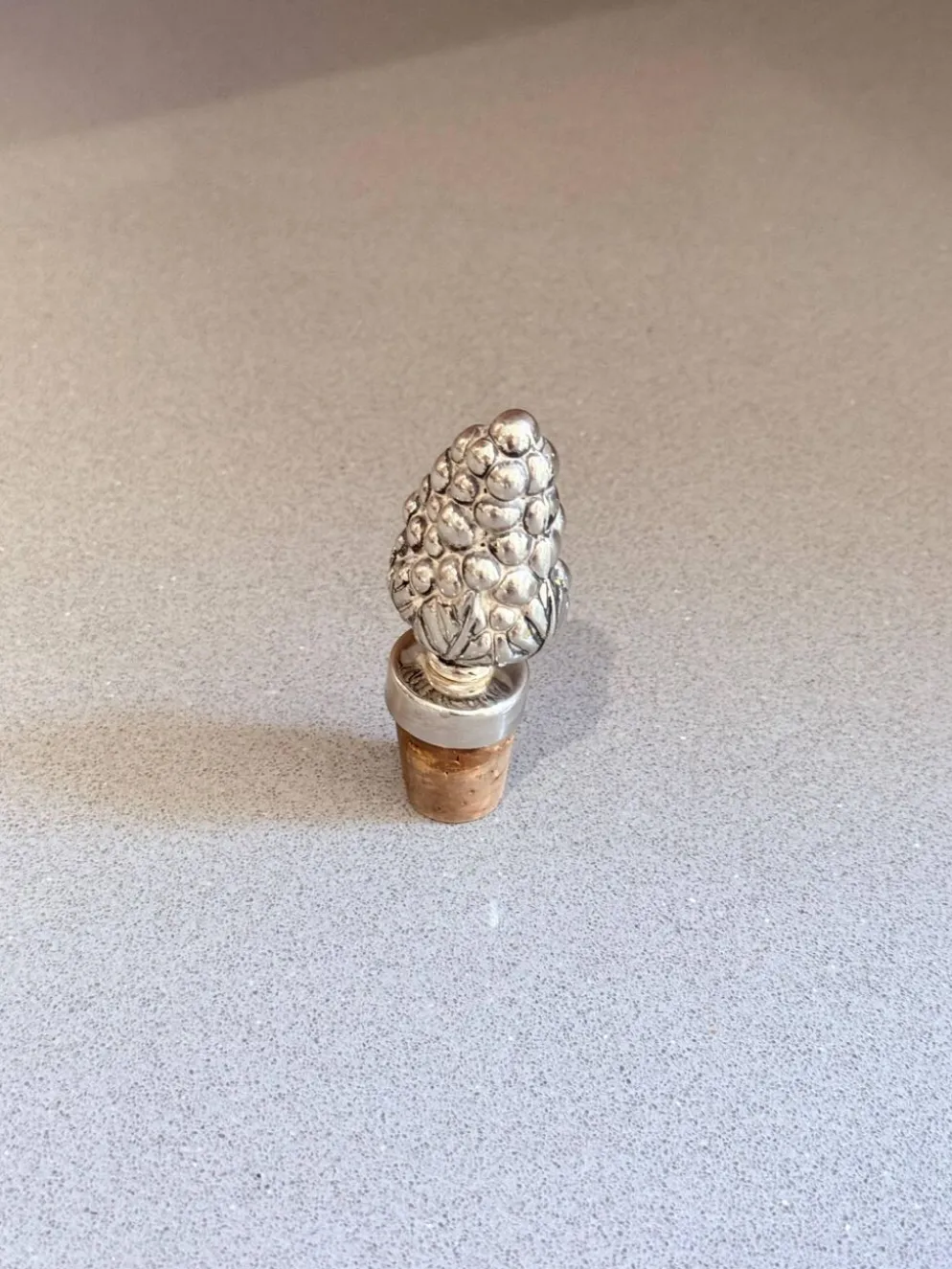 Bouchon de bouteille de vin en argent sterling vintage en forme de pomme de pin, accent de bar de luxe pour la maison.
