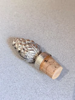 Bouchon de bouteille de vin en argent sterling vintage en forme de pomme de pin, accent de bar de luxe pour la maison.