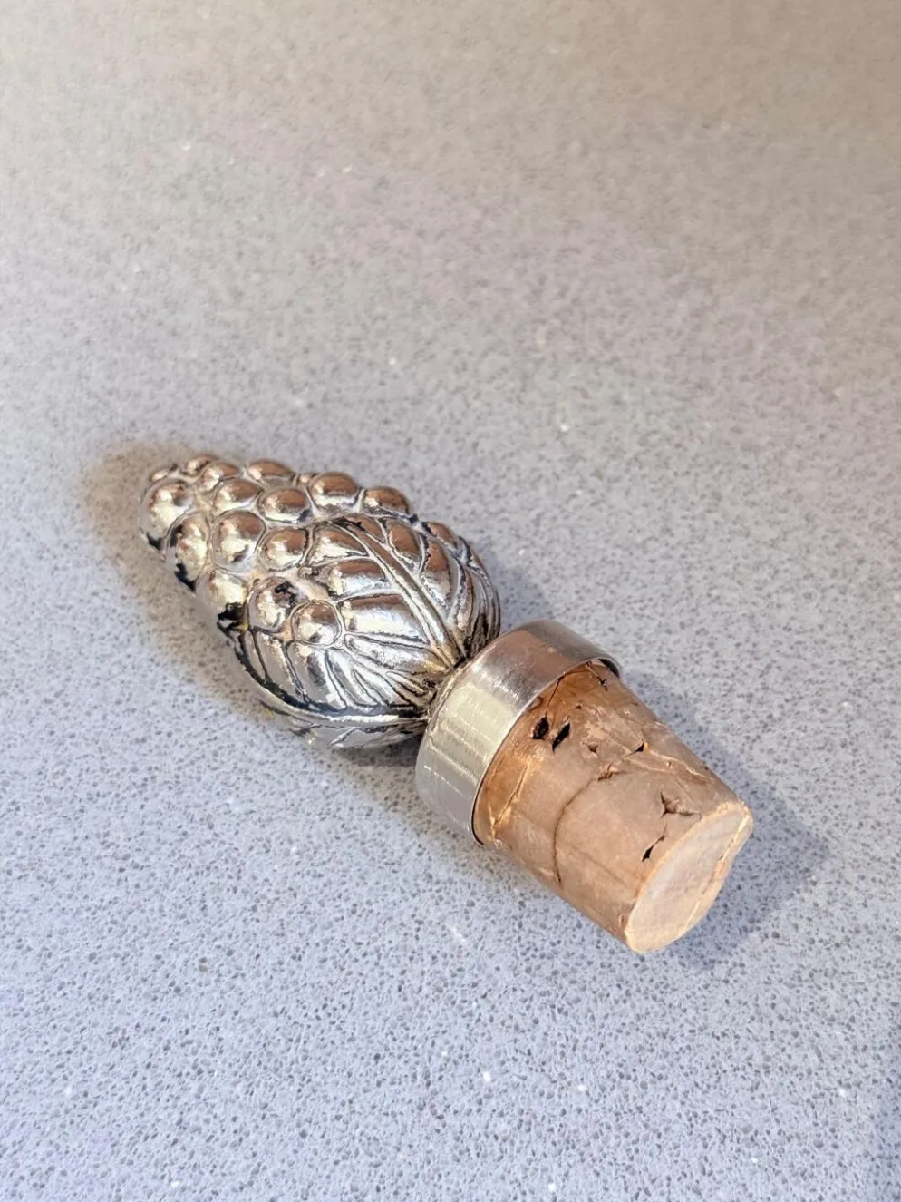 Bouchon de bouteille de vin en argent sterling vintage en forme de pomme de pin, accent de bar de luxe pour la maison.