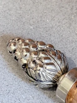 Bouchon de bouteille de vin en argent sterling vintage en forme de pomme de pin, accent de bar de luxe pour la maison.