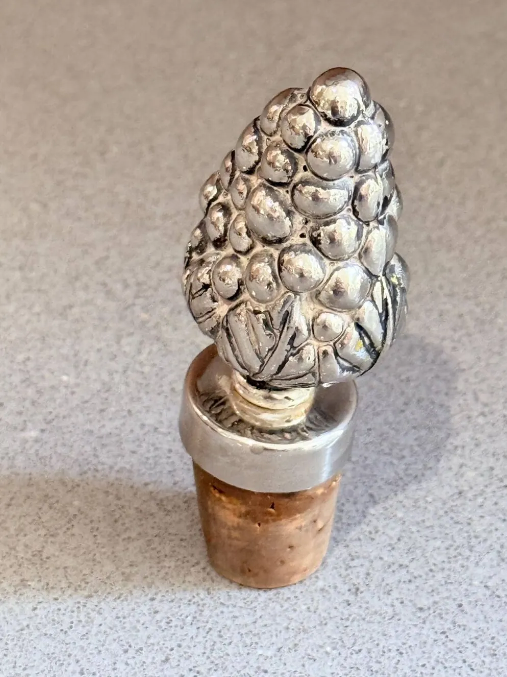 Bouchon de bouteille de vin en argent sterling vintage en forme de pomme de pin, accent de bar de luxe pour la maison.