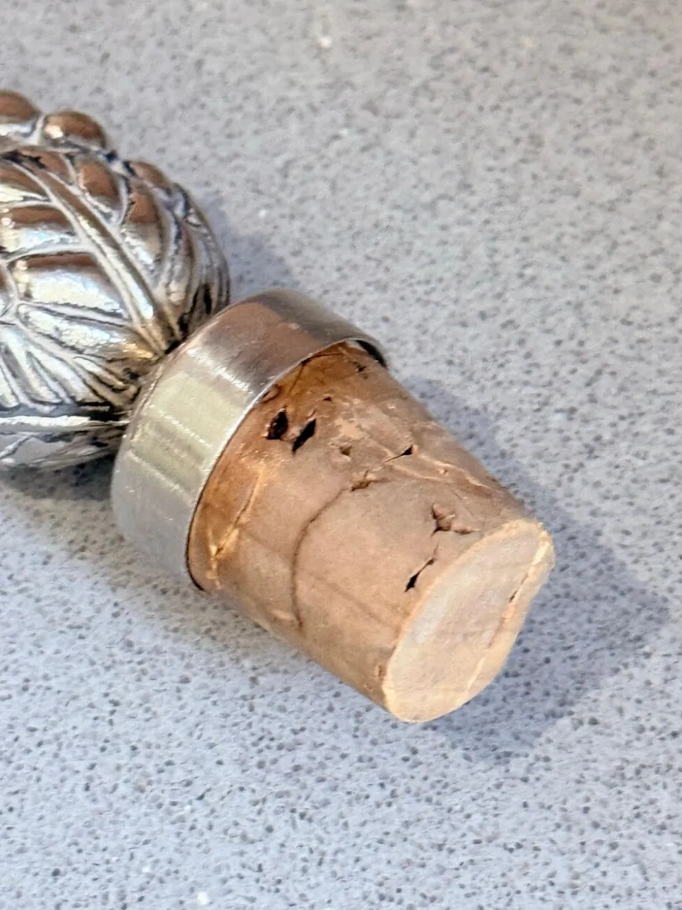 Bouchon de bouteille de vin en argent sterling vintage en forme de pomme de pin, accent de bar de luxe pour la maison.