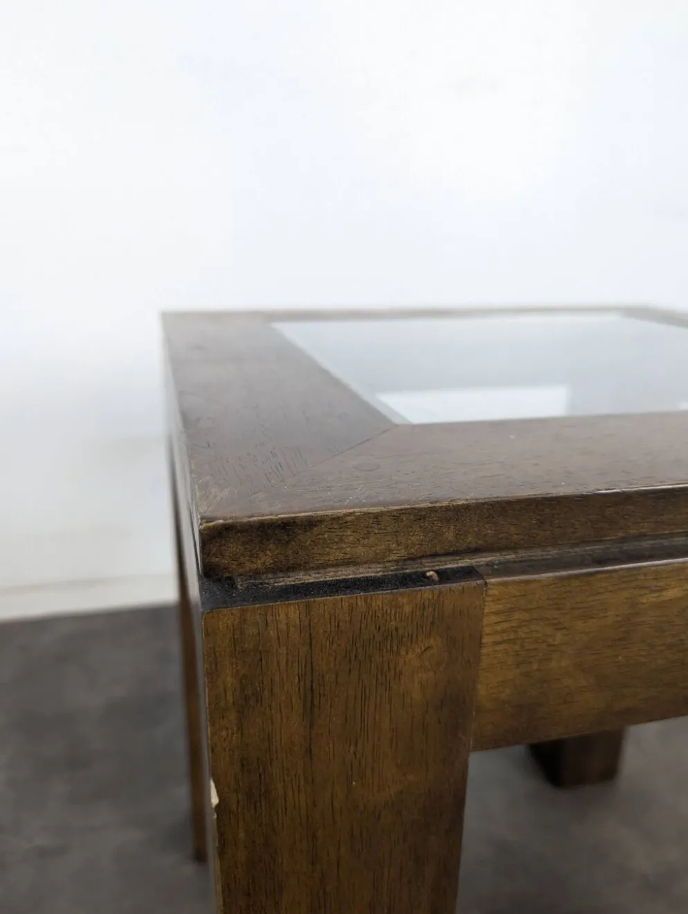 Bout de canapé carré en bois exotique à plateau verre