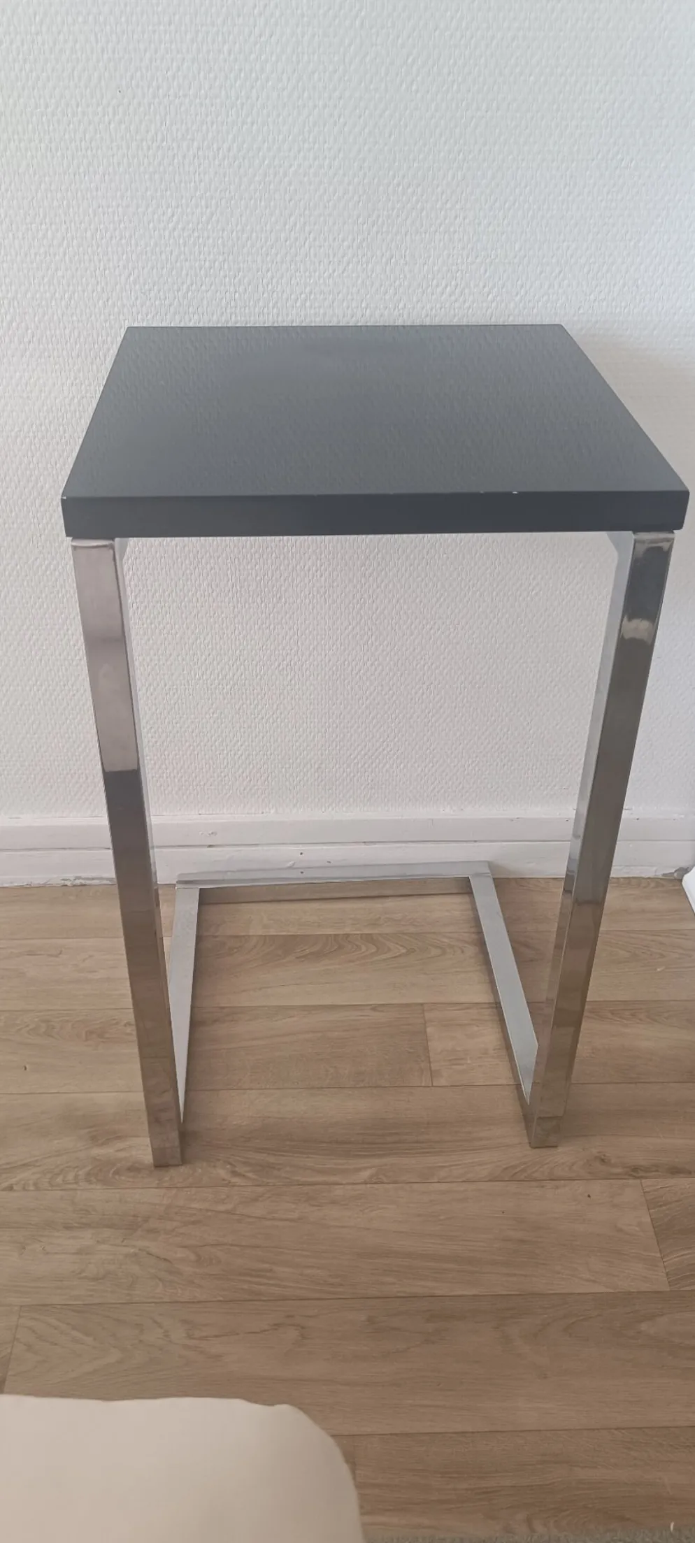 Bout de canapé en C design contemporain — Acier chromé lourd et platea
