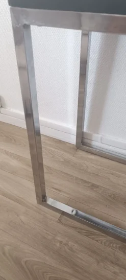 Bout de canapé en C design contemporain — Acier chromé lourd et platea