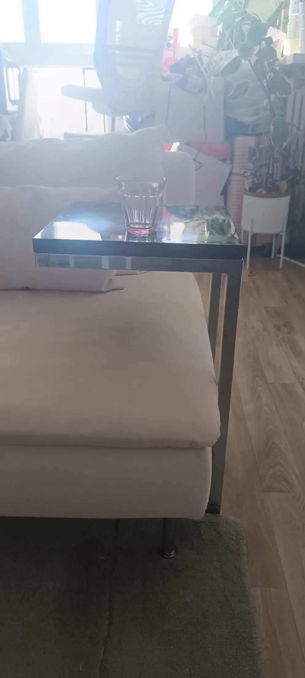 Bout de canapé en C design contemporain — Acier chromé lourd et platea