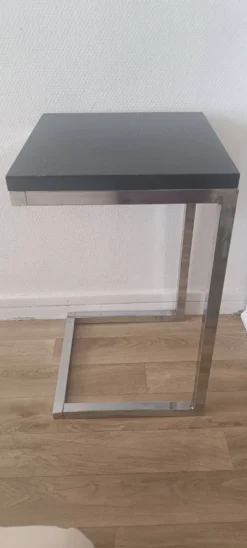 Bout de canapé en C design contemporain — Acier chromé lourd et platea