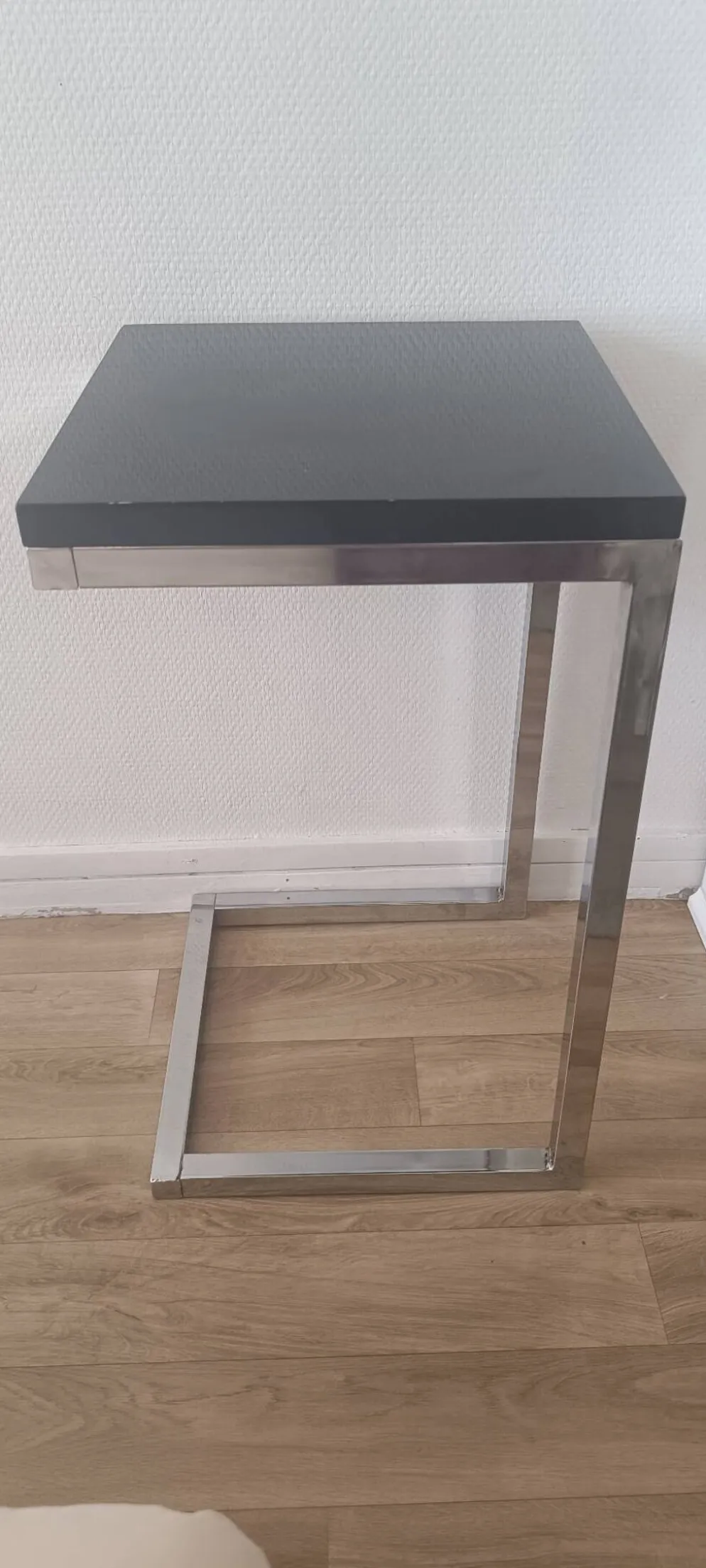 Bout de canapé en C design contemporain — Acier chromé lourd et platea