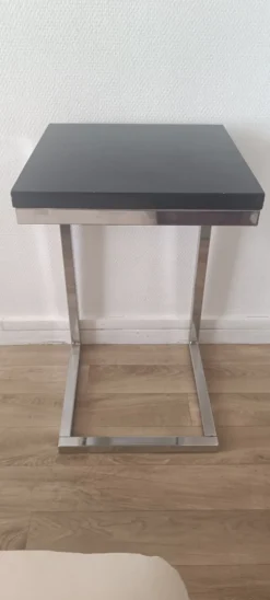 Bout de canapé en C design contemporain — Acier chromé lourd et platea