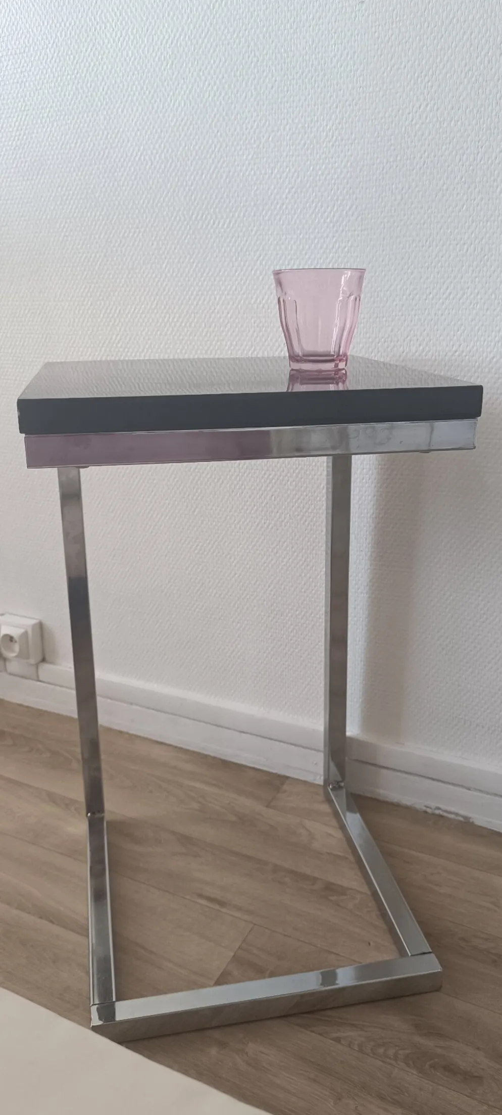 Bout de canapé en C design contemporain — Acier chromé lourd et platea