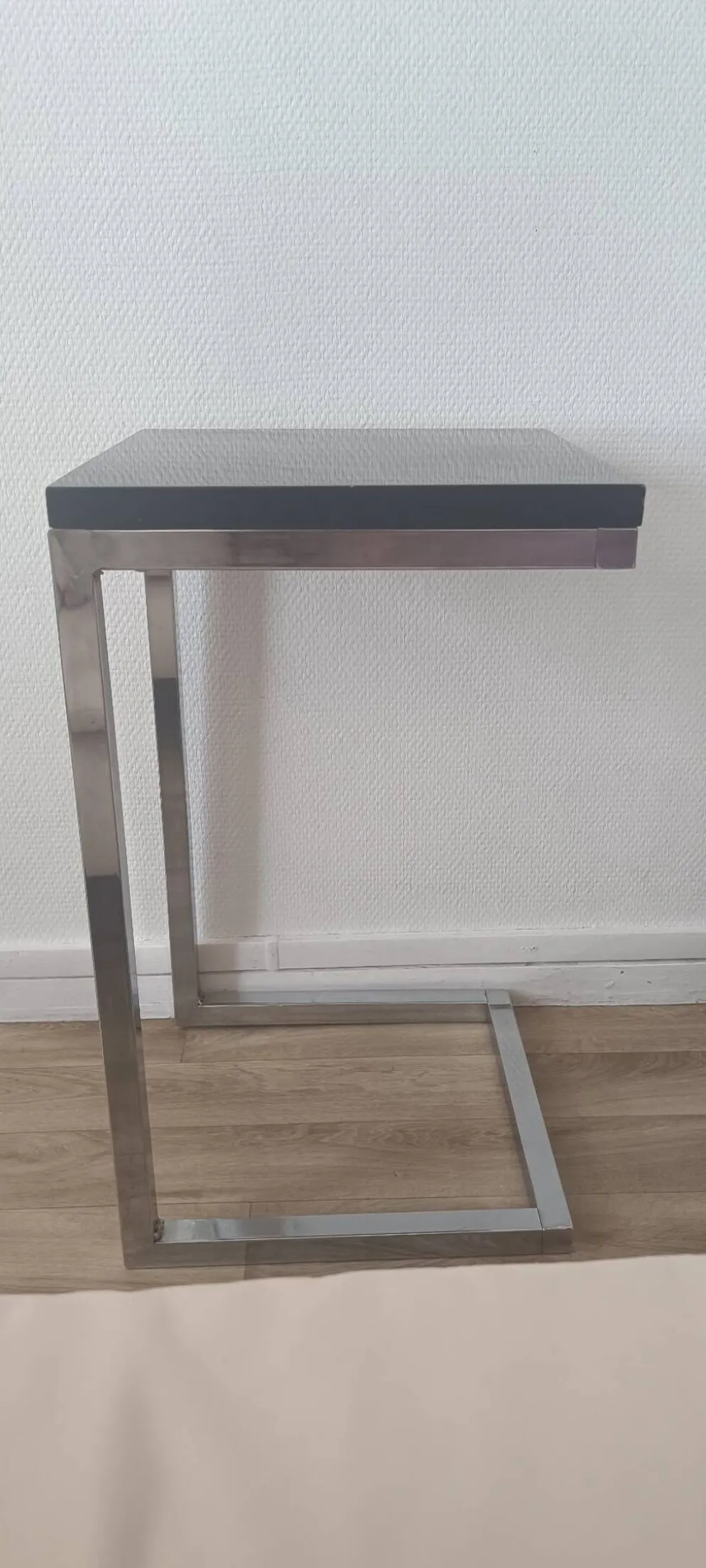 Bout de canapé en C design contemporain — Acier chromé lourd et platea