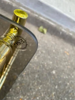 Bout de canapé vintage verre fumé et laiton doré sculpté hollywood regency