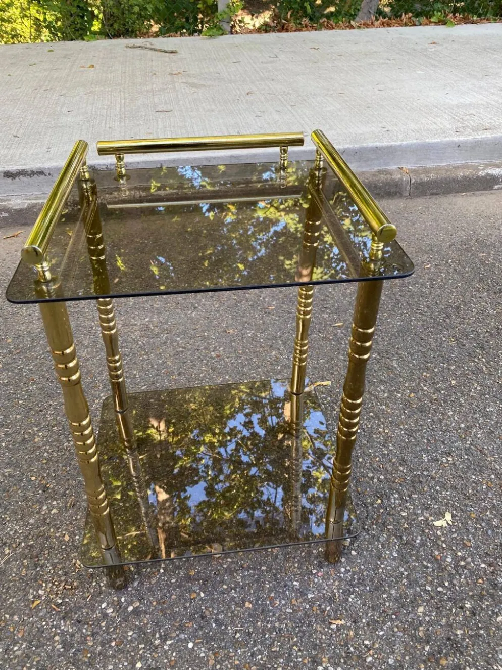 Bout de canapé vintage verre fumé et laiton doré sculpté hollywood regency