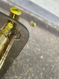 Bout de canapé vintage verre fumé et laiton doré sculpté hollywood regency