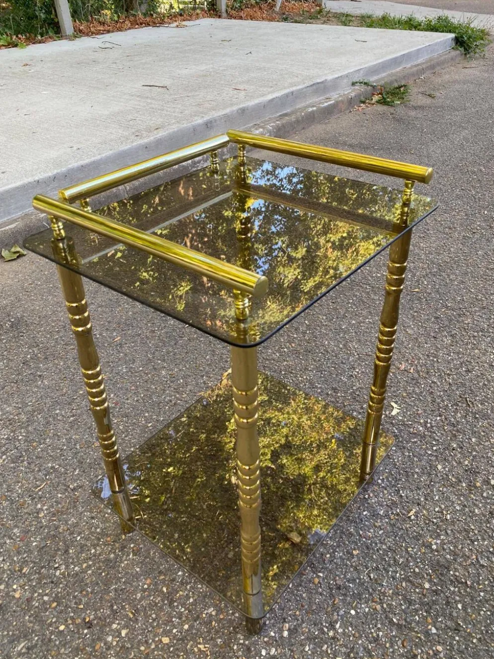 Bout de canapé vintage verre fumé et laiton doré sculpté hollywood regency