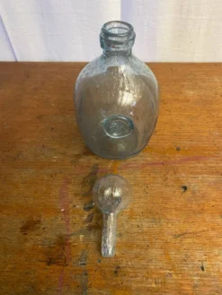 Bouteille ancienne Biot verre soufflé bullé bleu + bouchon vintage