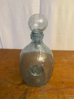 Bouteille ancienne Biot verre soufflé bullé bleu + bouchon vintage