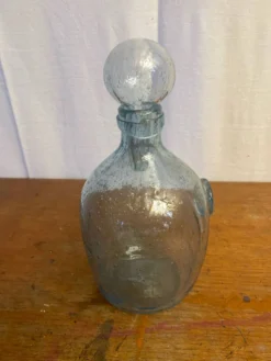 Bouteille ancienne Biot verre soufflé bullé bleu + bouchon vintage