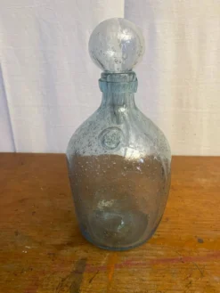 Bouteille ancienne Biot verre soufflé bullé bleu + bouchon vintage